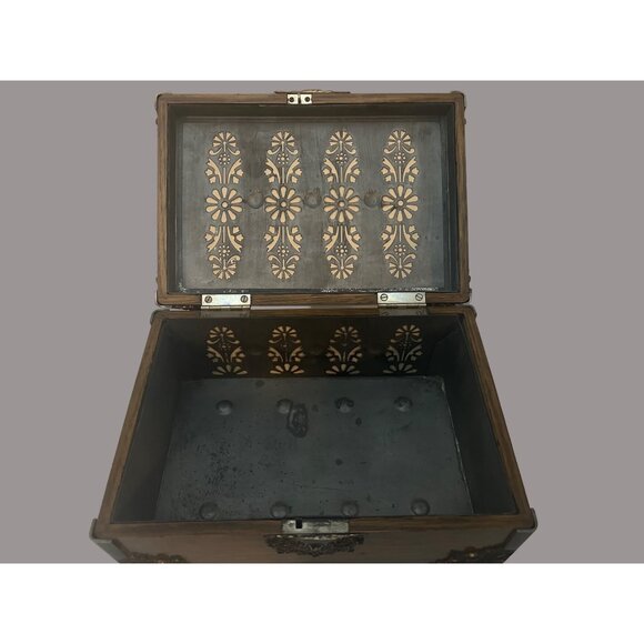 Cigar Box - Antique circa 1890s - Tiger Oak with Metal Ornate Corner Mounts - Picture 10 of 16